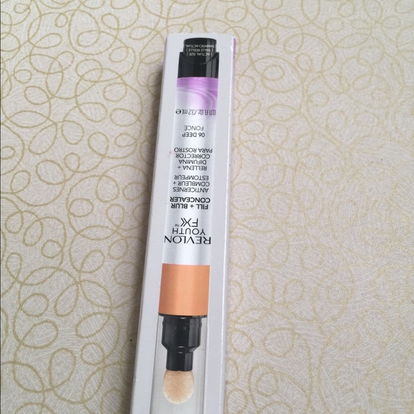 Revlon youth Fill+ Blur Concealer - Picture 4 of 7